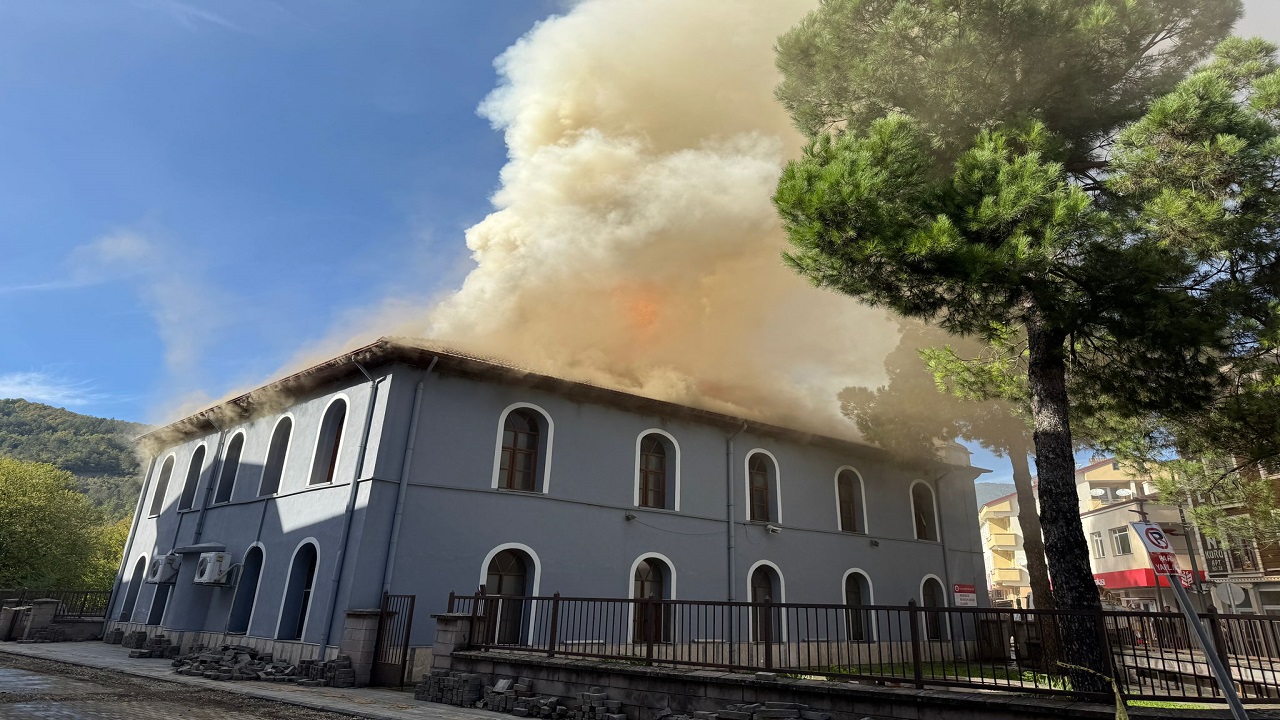 Foto - 564 yıllık cami alev alev yandı