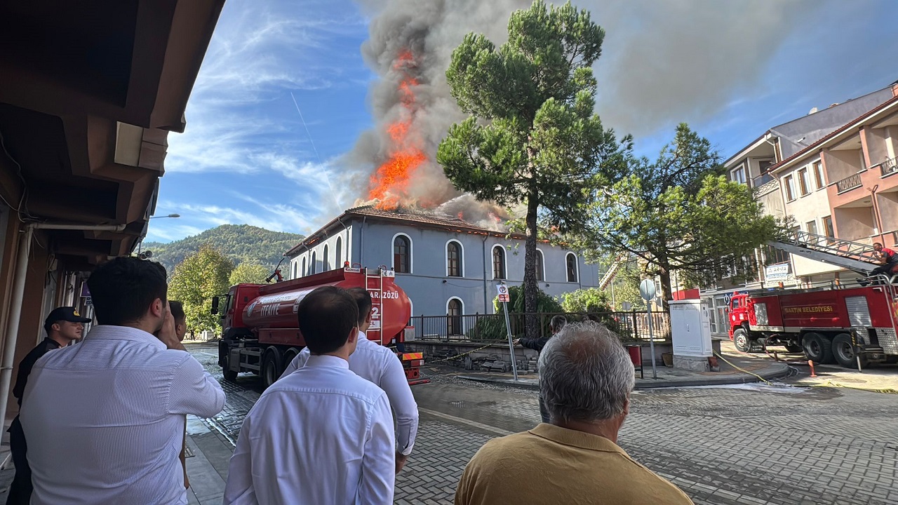 Foto - 564 yıllık cami alev alev yandı