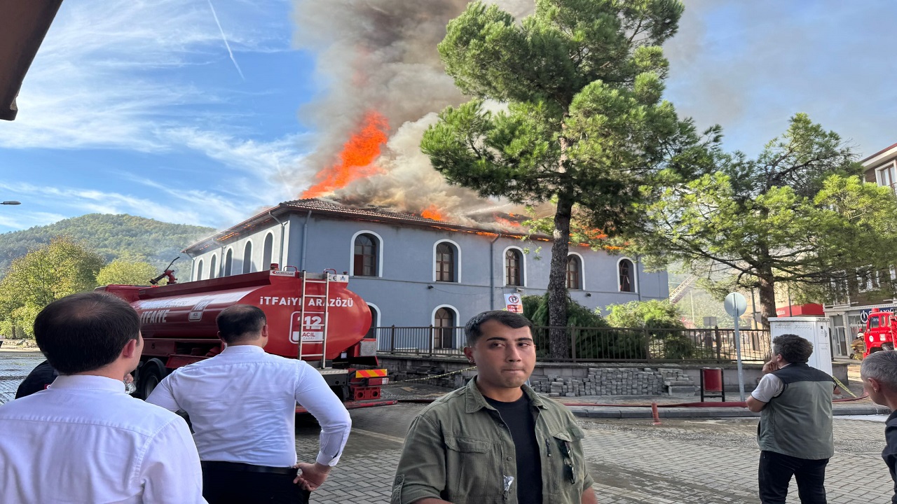 Foto - 564 yıllık cami alev alev yandı