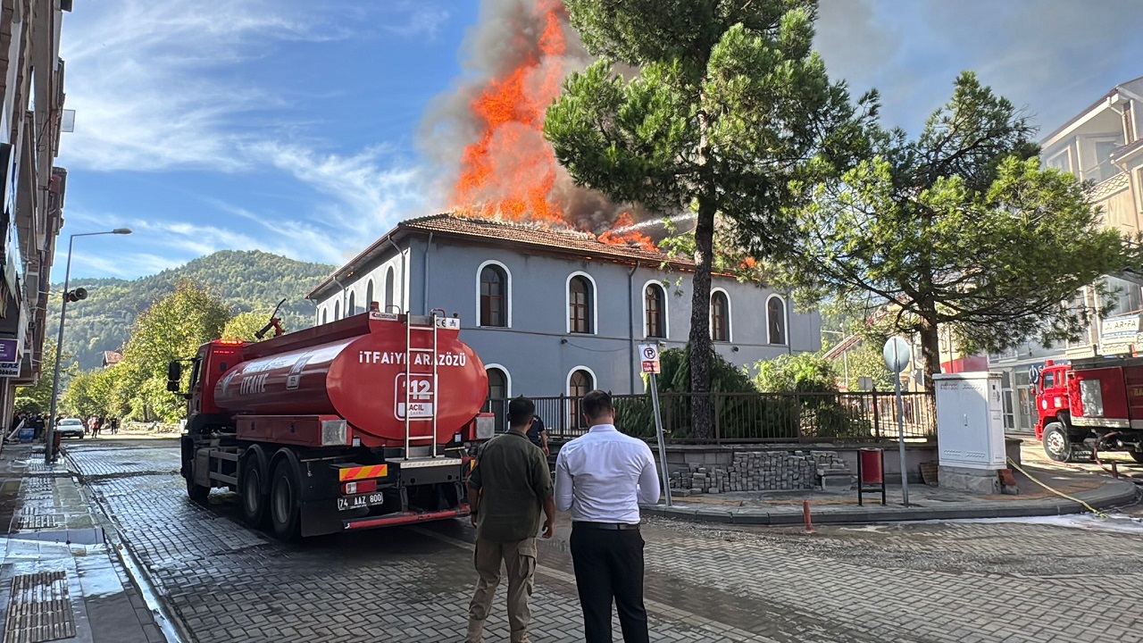 Foto - 564 yıllık cami alev alev yandı