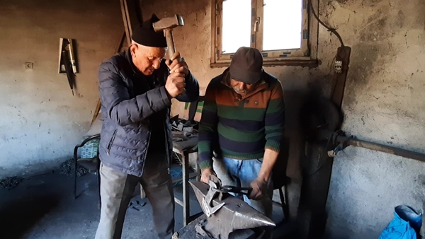 57 yaşındaki usta işi çözmüş! Gelen müşterilere bakın ne yapıyor