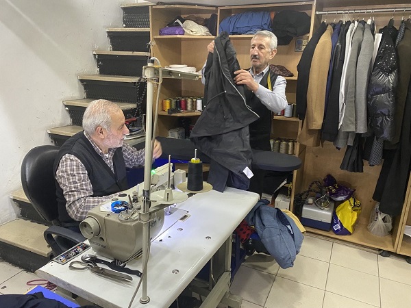 Foto - 57 yıllık terzinin ilginç alışkanlığı!