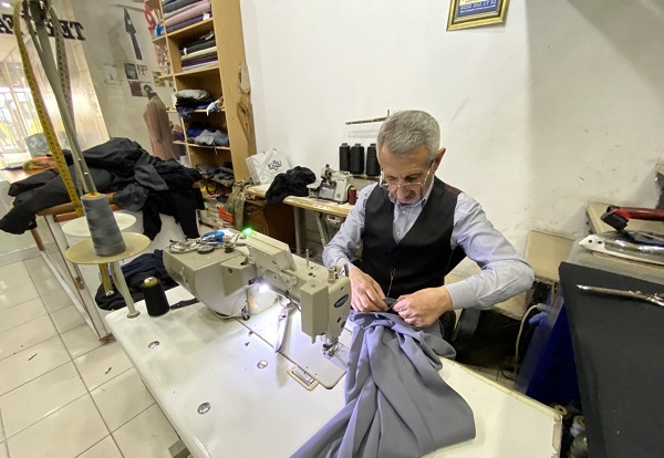 57 yıllık terzinin ilginç alışkanlığı!