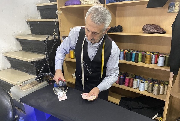 Foto - 57 yıllık terzinin ilginç alışkanlığı!