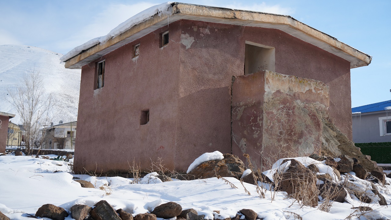 Foto - 58 yıldır yaralar sarılmaya çalışılıyor! o köy fay hattı üzerine mi kuruldu? 