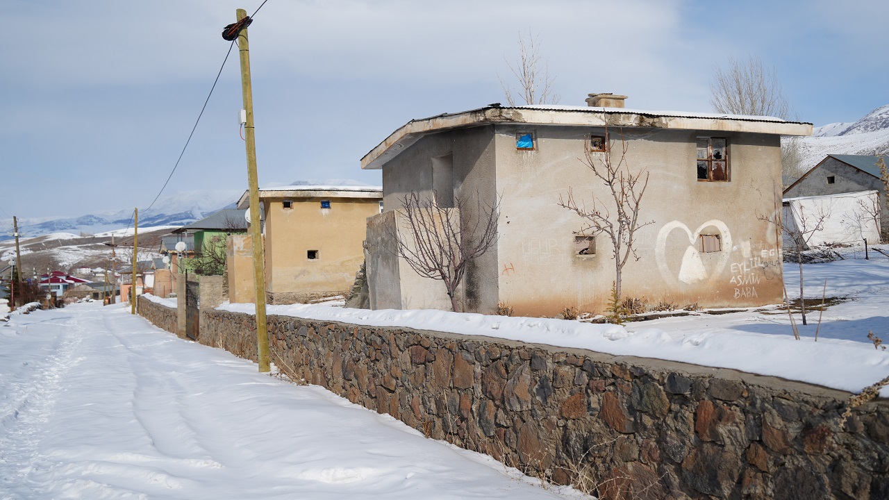 Foto - 58 yıldır yaralar sarılmaya çalışılıyor! o köy fay hattı üzerine mi kuruldu? 