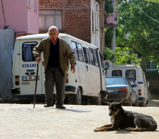 59 senedir ağzında gülle dolaşıyor 