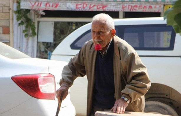 Foto - 59 senedir ağzında gülle dolaşıyor 