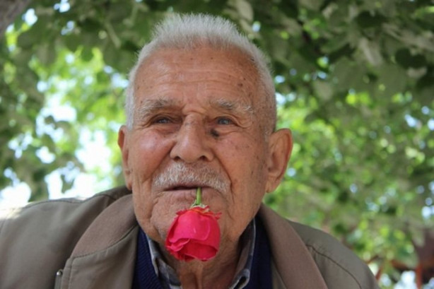 Foto - 59 senedir ağzında gülle dolaşıyor 