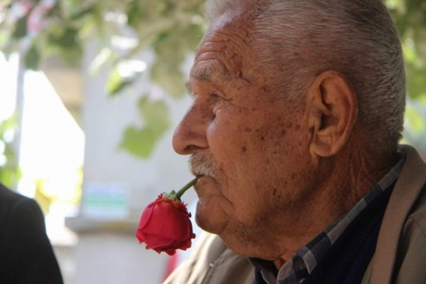 Foto - 59 senedir ağzında gülle dolaşıyor 