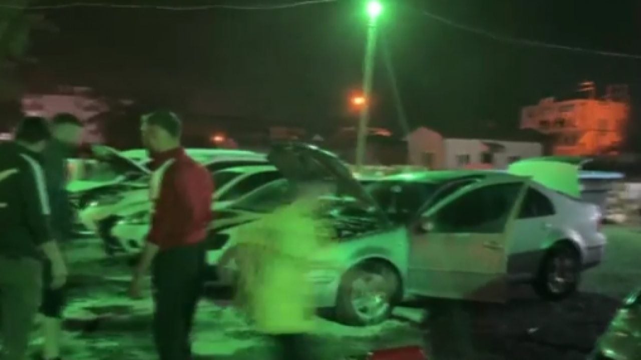 Foto - 6 aracı cayır cayır yaktı! Karakola girip teslim oldu!