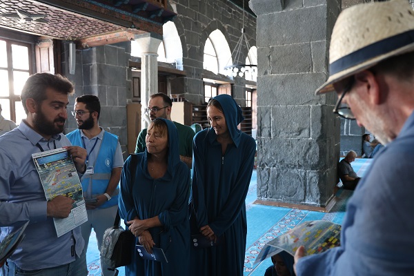 Foto - 6 dilde İslam'ı anlatıyor! Yanında 14 kişi Müslüman oldu