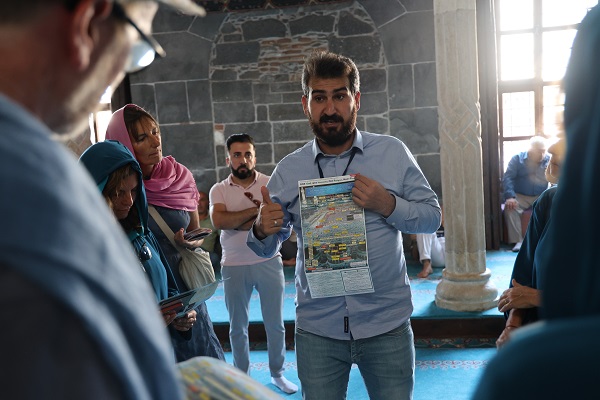 Foto - 6 dilde İslam'ı anlatıyor! Yanında 14 kişi Müslüman oldu