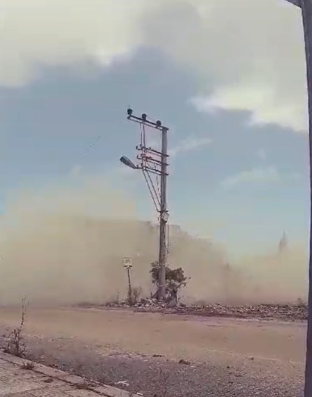 6 katlı bina iş makinesinin darbesiyle böyle yerle bir oldu