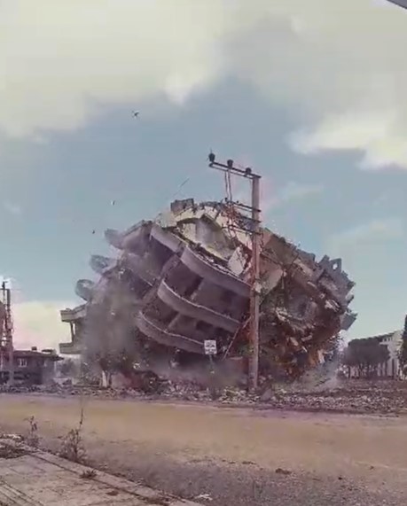 Foto - 6 katlı bina iş makinesinin darbesiyle böyle yerle bir oldu