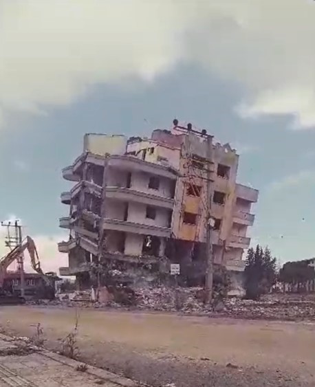 Foto - 6 katlı bina iş makinesinin darbesiyle böyle yerle bir oldu