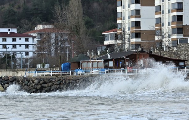 6 metreye ulaşan dalgalar Kastamonu sahilinde hasar oluşturdu