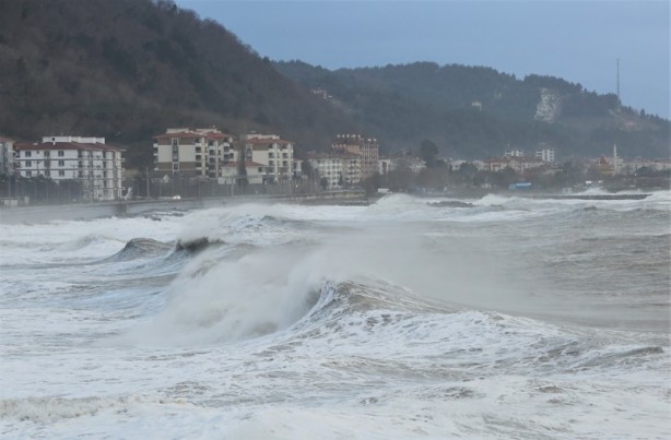 Foto - 6 metreye ulaşan dalgalar Kastamonu sahilinde hasar oluşturdu