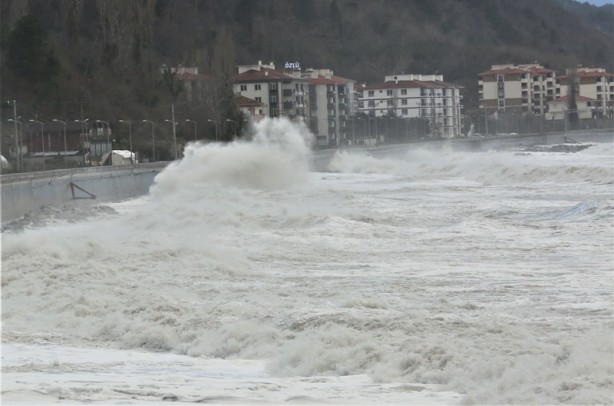 Foto - 6 metreye ulaşan dalgalar Kastamonu sahilinde hasar oluşturdu