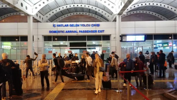 Foto - 6 saatte gelebildi! İstanbul'dan Antalya'ya giden uçak...