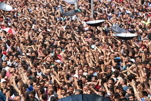 Foto - 6 ton mesir macunu halka saçıldı