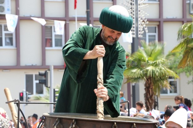 Foto - 6 ton mesir macunu halka saçıldı