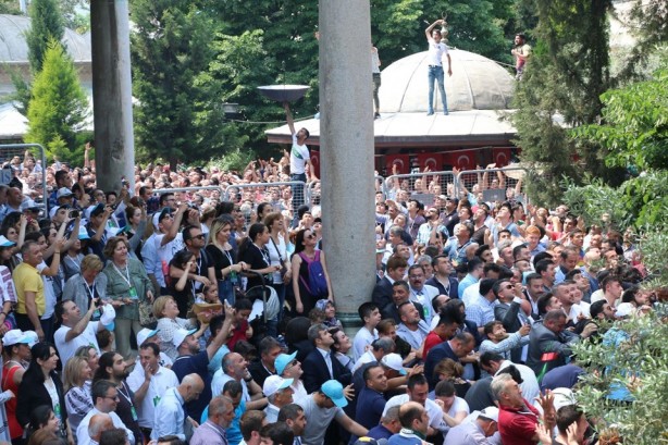 Foto - 6 ton mesir macunu halka saçıldı