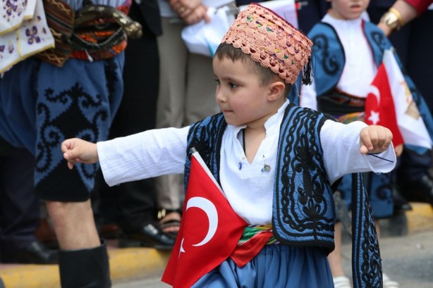 Foto - 6 ton mesir macunu halka saçıldı