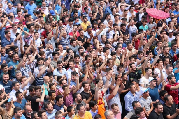 Foto - 6 ton mesir macunu halka saçıldı