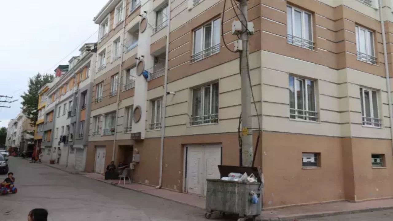 Foto - 6 yaşındaki çocuk sokağa attı, bulan kayıplara karıştı! Bir aile yana yakıla bu kutuyu arıyor