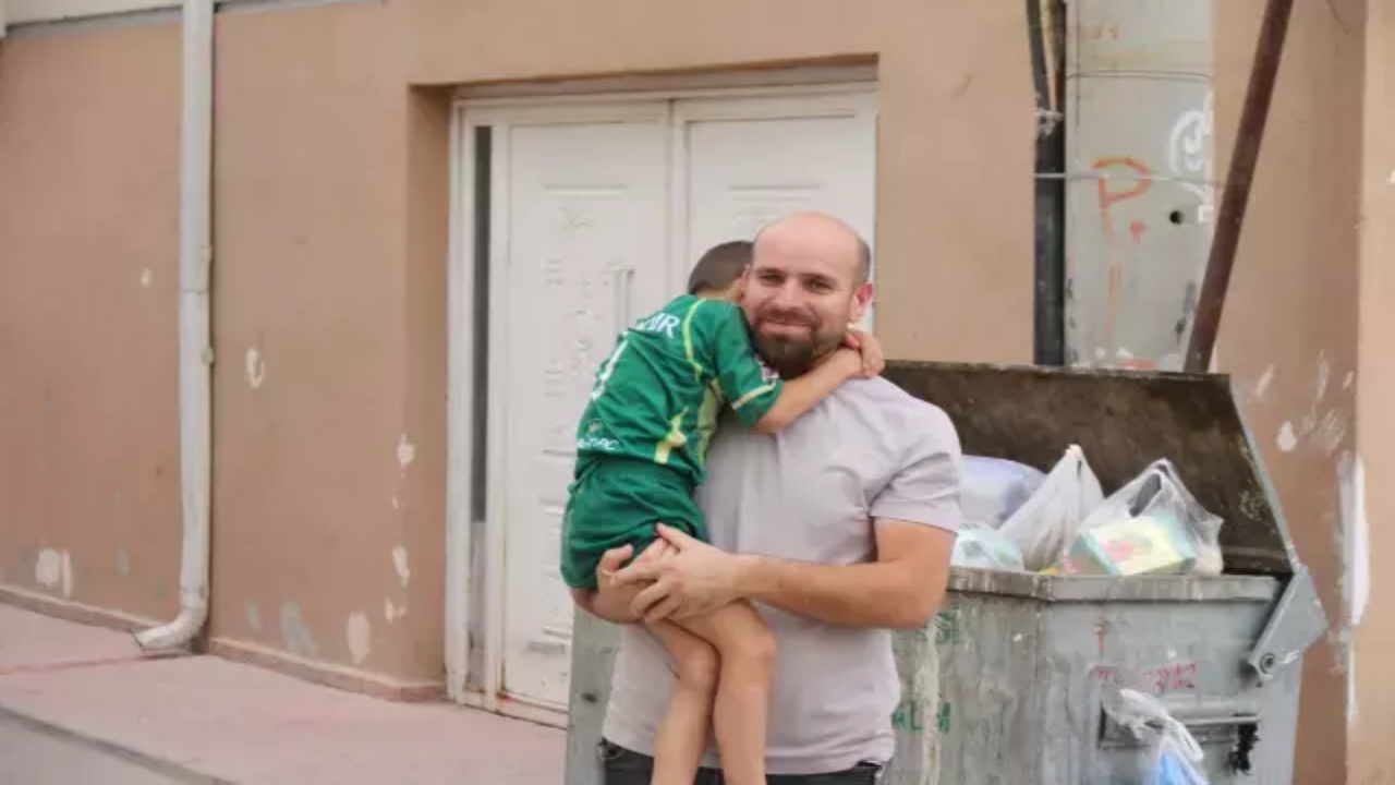 Foto - 6 yaşındaki çocuk sokağa attı, bulan kayıplara karıştı! Bir aile yana yakıla bu kutuyu arıyor