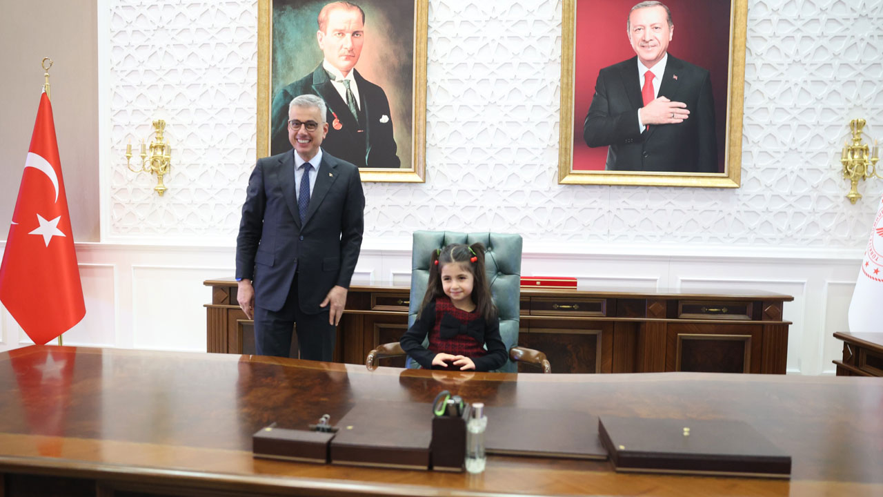 6 yaşındaki "sağlık elçisi" dedesine sigarayı bıraktırdı! Sağlık Bakanlığında anlamlı buluşma