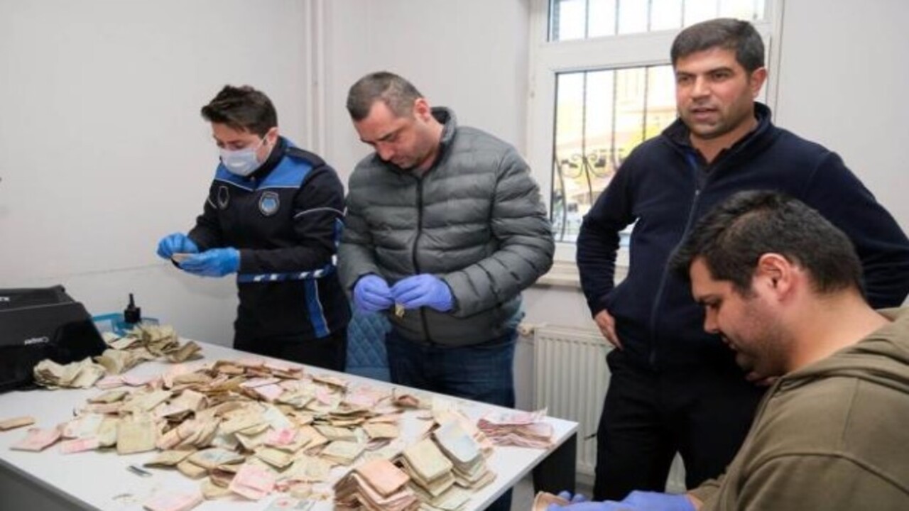 Foto - 6 zabıta ancak sayabildi! Dilencinin üzerinden bakın kaç para çıktı