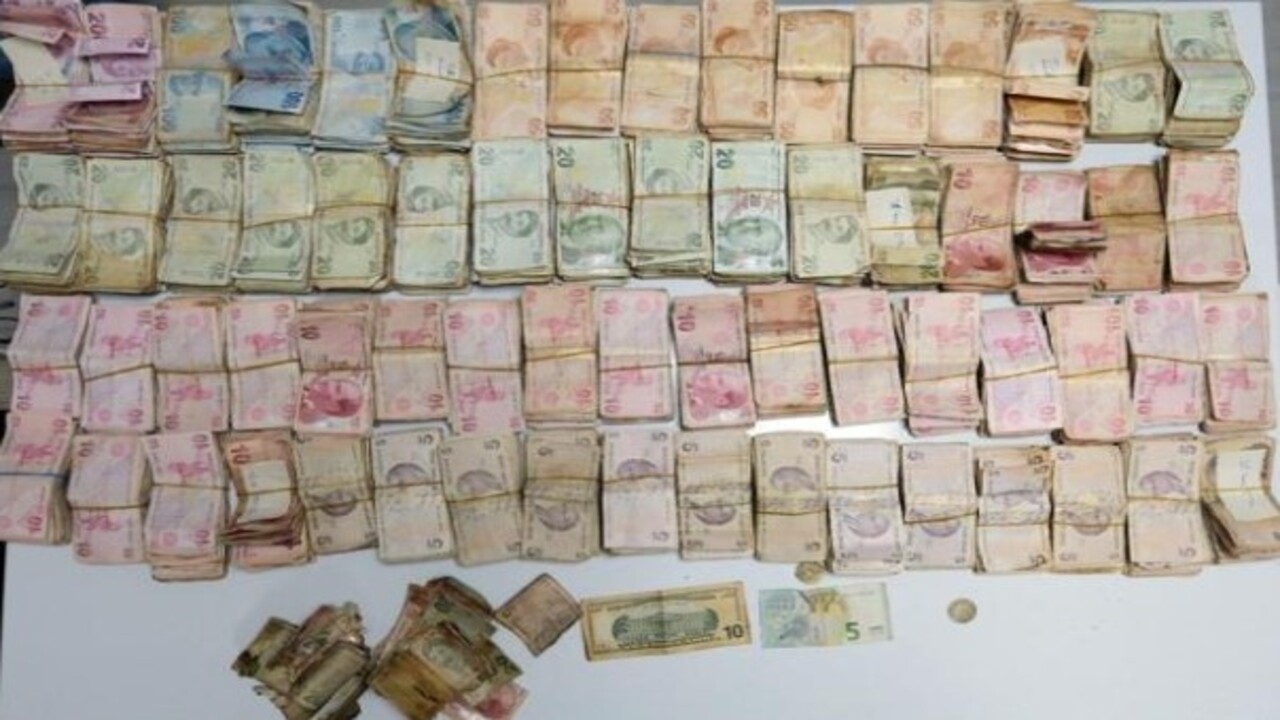 Foto - 6 zabıta ancak sayabildi! Dilencinin üzerinden bakın kaç para çıktı