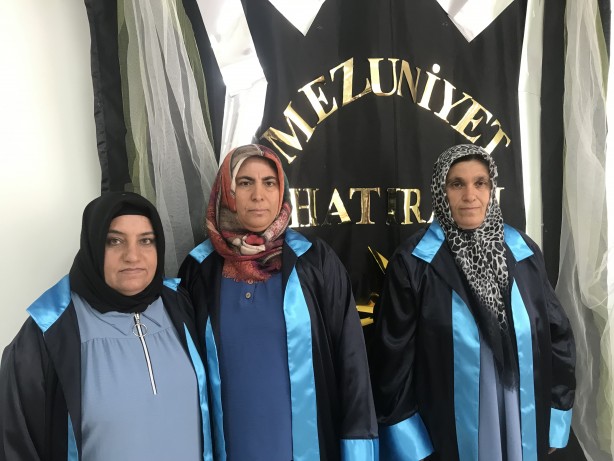 60 yaşından sonra okuma yazma öğrenen kadınlar mezun oldu