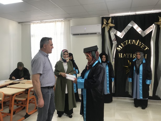 Foto - 60 yaşından sonra okuma yazma öğrenen kadınlar mezun oldu