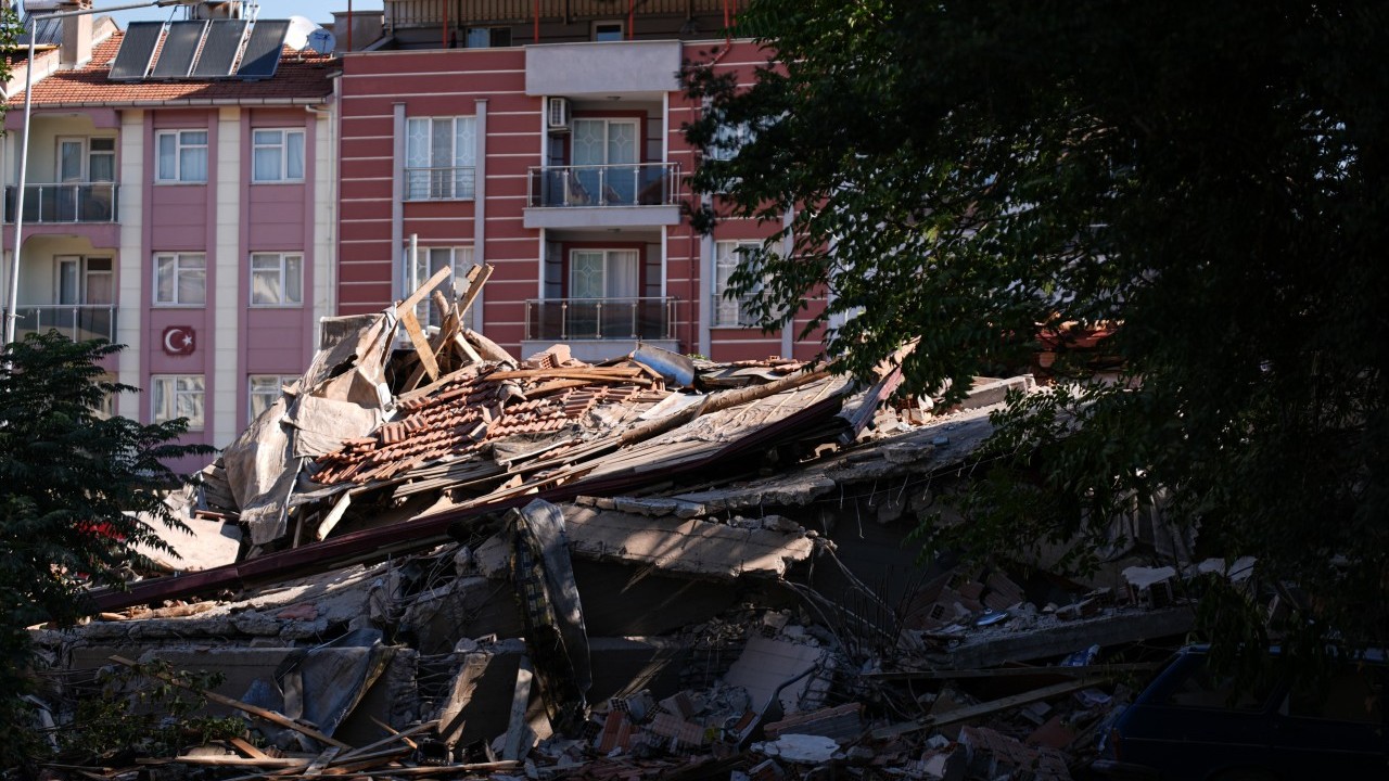 Foto - 6.1'lik depremin bilançosu netleşiyor! Ağır hasarlı bina sayısı belli oldu: Murat Kurum açıkladı
