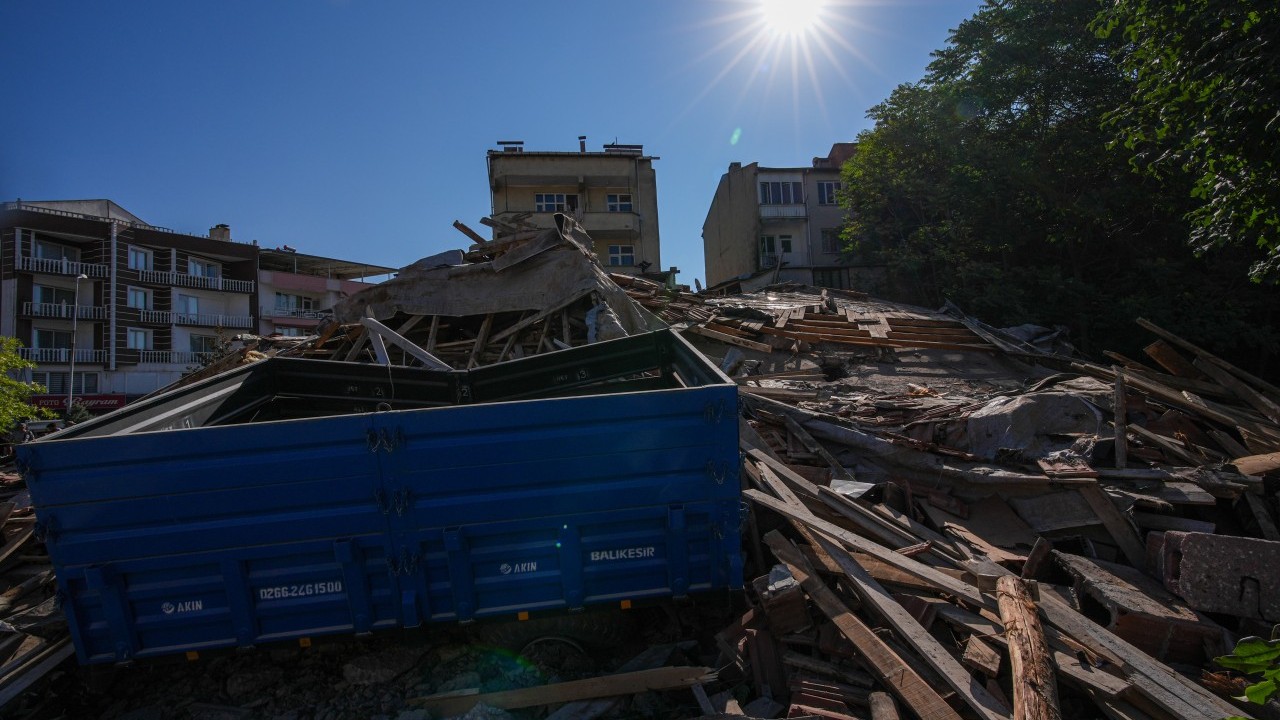Foto - 6.1'lik depremin bilançosu netleşiyor! Ağır hasarlı bina sayısı belli oldu: Murat Kurum açıkladı