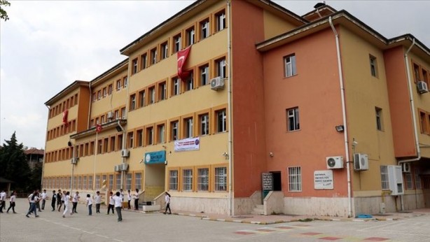 Foto - Bakanlık, öğrencilerin birinci dönemki başarıları üzerinden bir sınıf geçme planı üzerinde de duruyor. Yetkililer, öğrencilerin ikinci dönem uzaktan eğitim alması sebebiyle bir sınav sisteminin çok adil olmayacağını ifade ediyor. Yine telafi eğitimlerinin de sonbaharda yapılması öngörülüyor. LGS imtihanı da temmuz ayının sonlarına doğru ertelenebilecek. Türkiye Gazetesi