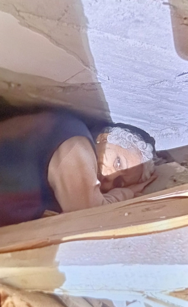 Foto - 66 yaşındaki kadın 40 saat sonra enkazdan kurtarıldı