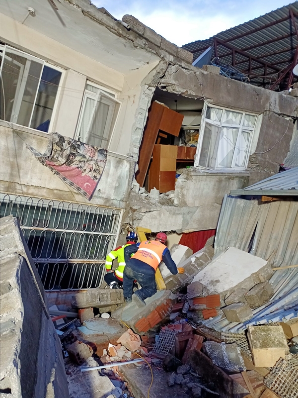 Foto - 66 yaşındaki kadın 40 saat sonra enkazdan kurtarıldı