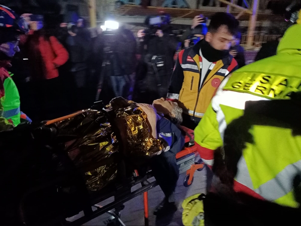 66 yaşındaki kadın 40 saat sonra enkazdan kurtarıldı