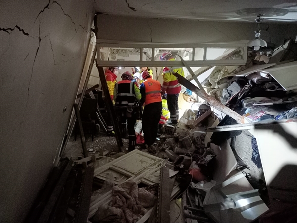 Foto - 66 yaşındaki kadın 40 saat sonra enkazdan kurtarıldı