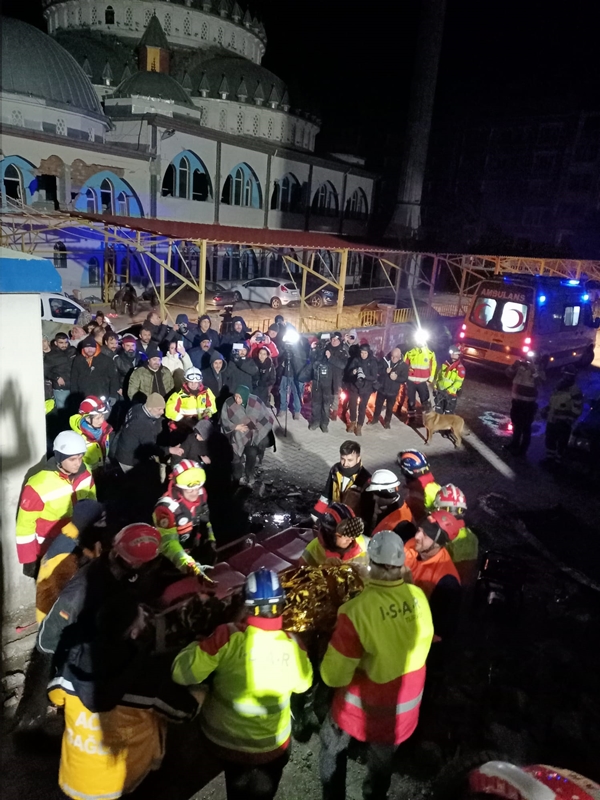 Foto - 66 yaşındaki kadın 40 saat sonra enkazdan kurtarıldı