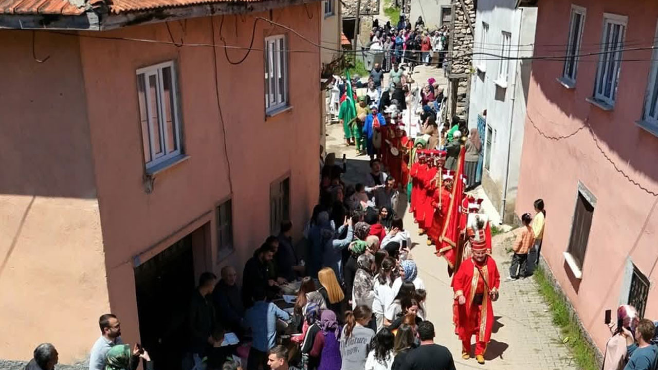 Foto - 672 yıllık gelenek: Yılda bir kez yapılıyor, binlerce kişi akın ediyor!