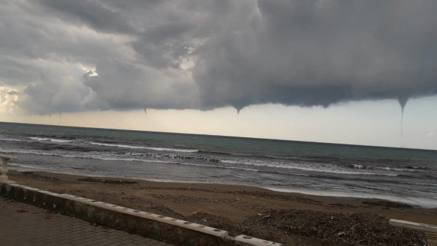 Foto - 6'sı birden etrafı sardı! Karadeniz'de hortum paniği