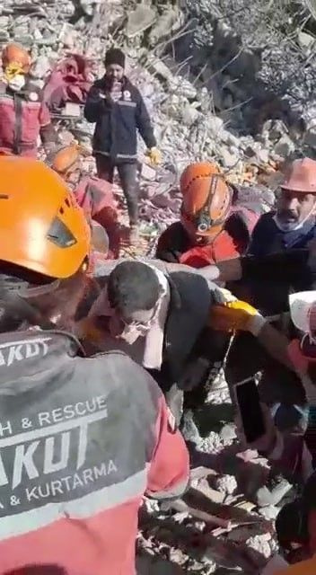 Foto - 7 katlı binanın dibinde 9 gün yaşadılar! İki çocuğunu kaybetti, anlattıkları inanılmaz!