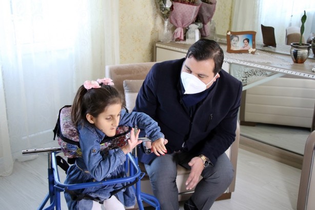 Foto - 7 yaşındaki engelli kız, yürüme robotuna kavuştu