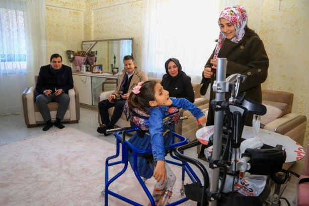 Foto - 7 yaşındaki engelli kız, yürüme robotuna kavuştu