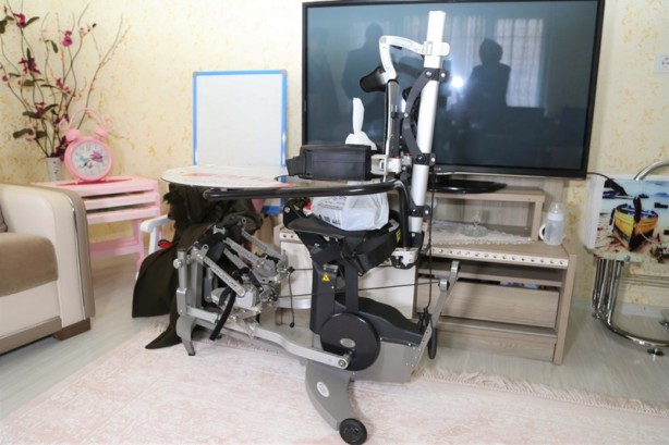 Foto - 7 yaşındaki engelli kız, yürüme robotuna kavuştu